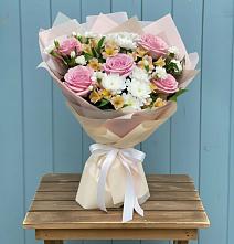 Букет цветов из:  Гвоздики, Орхидеи и Розы в Вейделевке