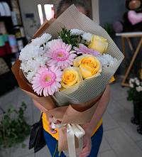 Букет цветов из:  Герберы, Розы и Хризантемы в Вейделевке