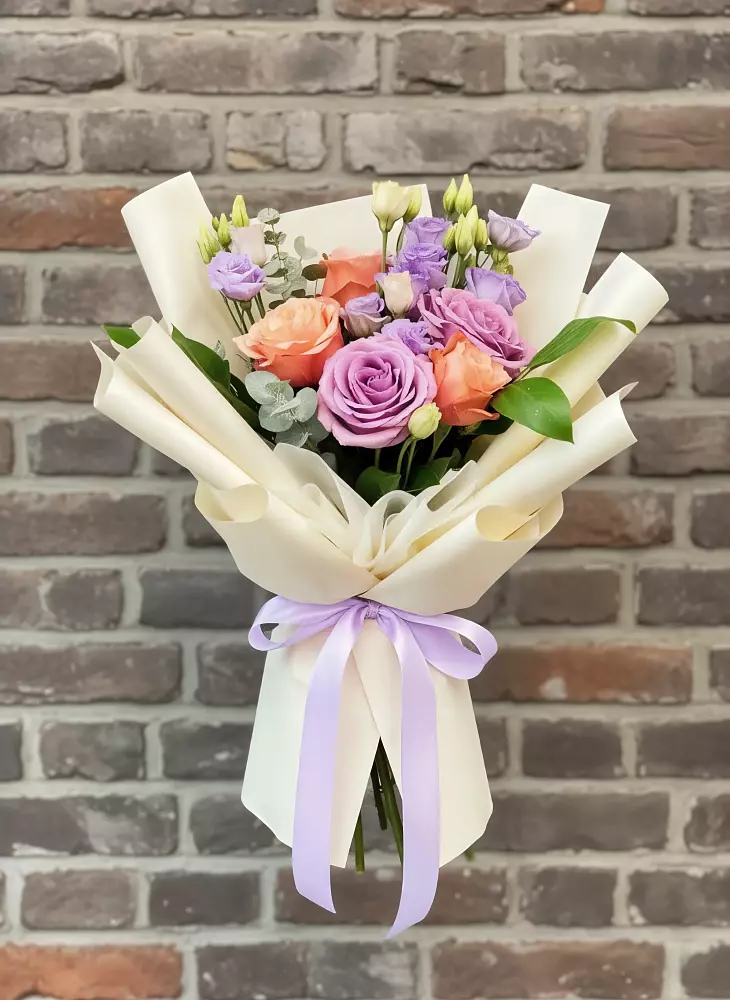 Букет цветов из: Лизиантусы и Розы в Вейделевке