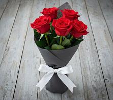 Букет 5 Красных роз Эдлесс Лав в Вейделевке