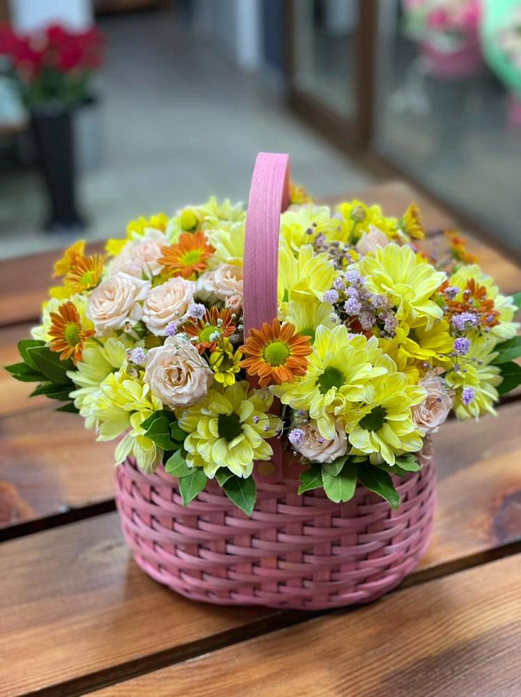 Цветочная композиция из Хризантемы и Розы в корзине в Вейделевке