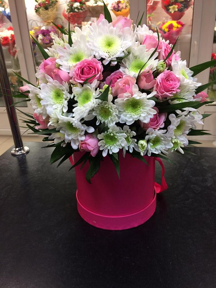 Цветочная композиция из Розы и Хризантемы в шляпной коробке в Вейделевке