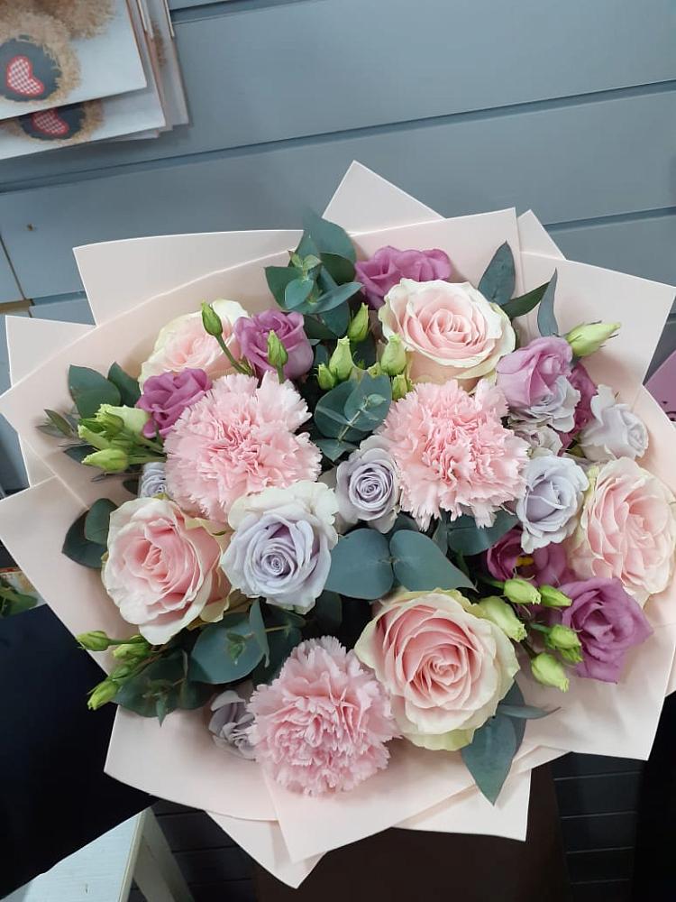 Букет цветов из: Розы, Гвоздики и Лизиантусы в Вейделевке