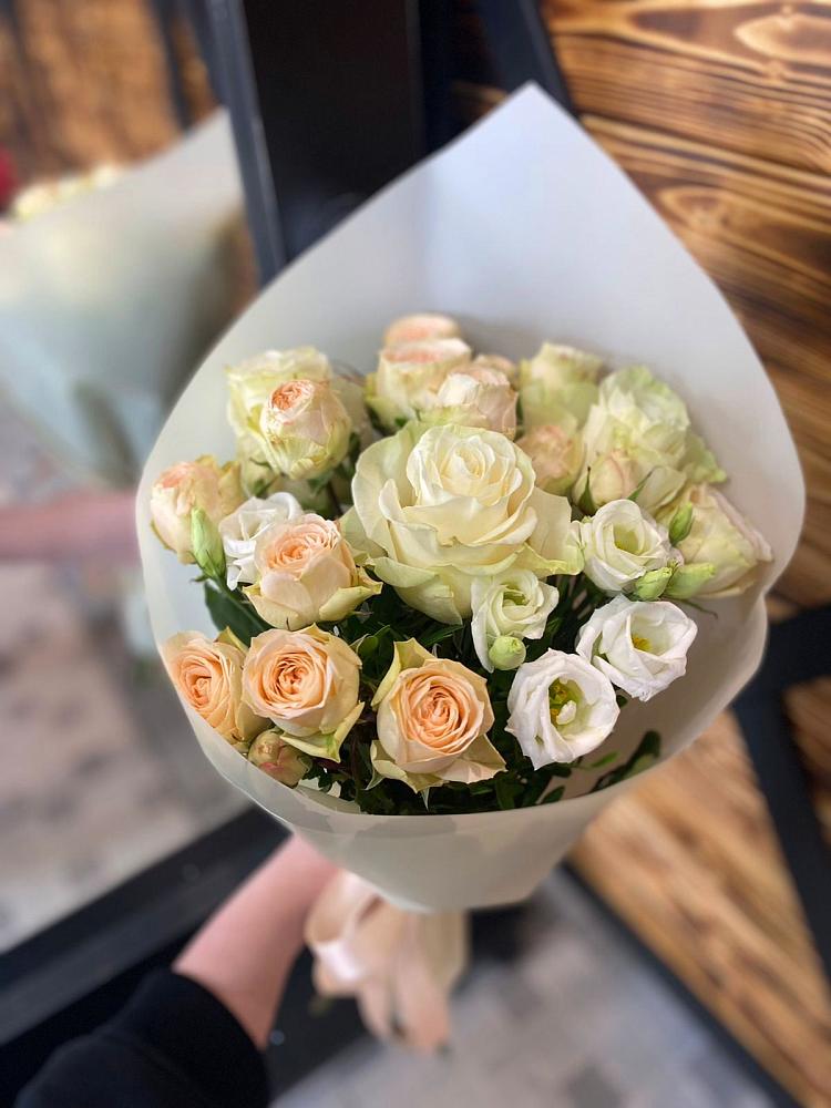 Букет цветов из: Розы и Лизиантусы в Вейделевке